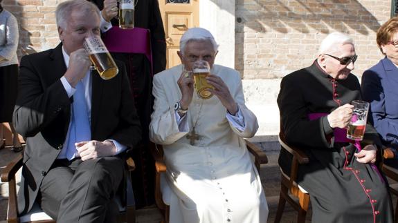 El papa emérito Benedicto XVI bebiendo cerveza.