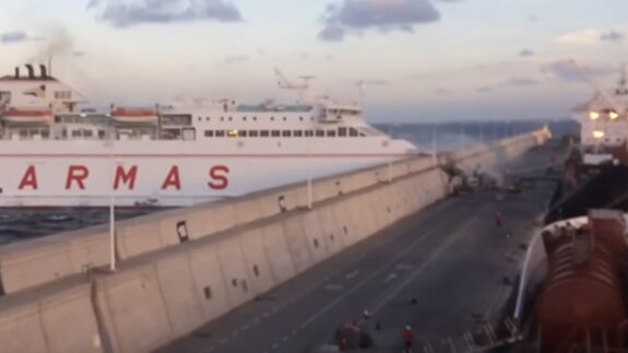 Momento del choque del ferry contra un espigón del puerto de Las Palmas.
