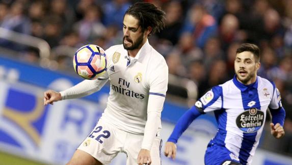 Isco controla el balón. 