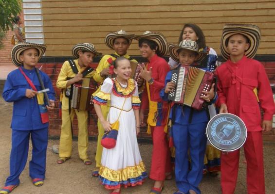 Un grupo infantil de vallenato.