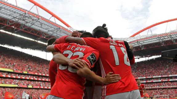 Varios jugadores del Benfica celebran uno de sus goles al Vitoria. 