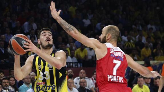 Nikola Kalinic (i) y Vassilis Spanoulis. 