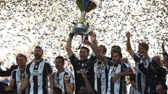 Los jugadores de la Juventus celebran un el título. 