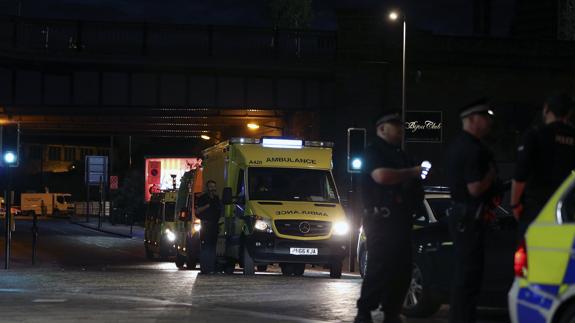 Miembros de la policía registran los alrededores del Manchester Arena.