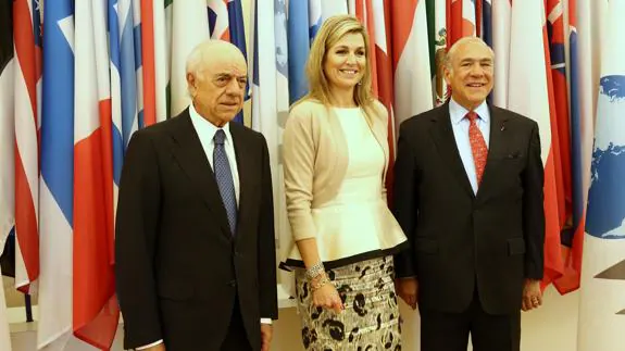 El presidente de BBVA, Francisco González, junto a la reina Máxima de Holanda y el secretario general de la OCDE, Ángel Gurría.