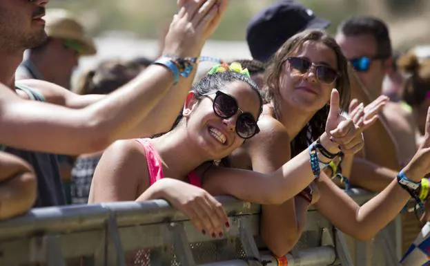 Dos chicas disfrutan de un concierto en el festival Cabo de Plata, en Barbate. 