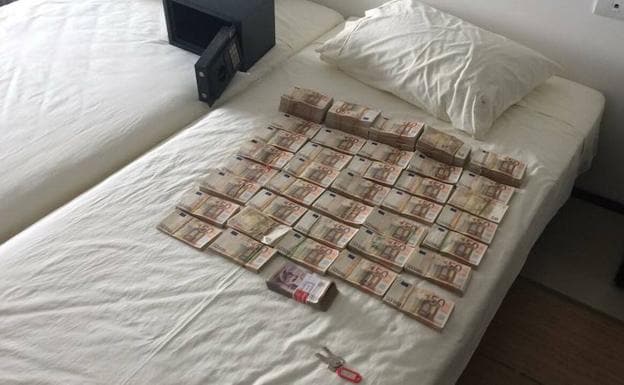 Dinero encontrado en un piso de Colombia.