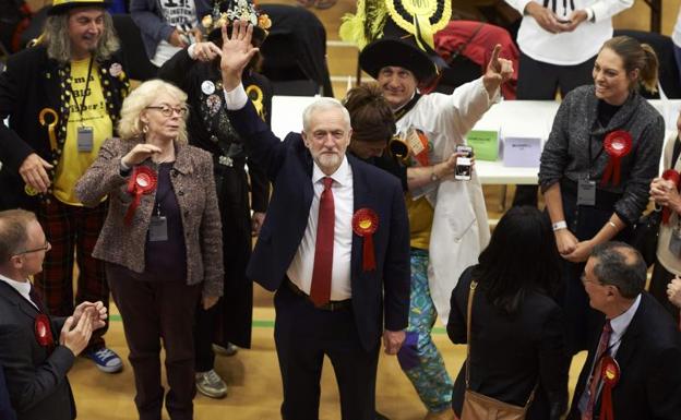 Jeremy Corbyn sigue el recuento desde Islington, en Londres.