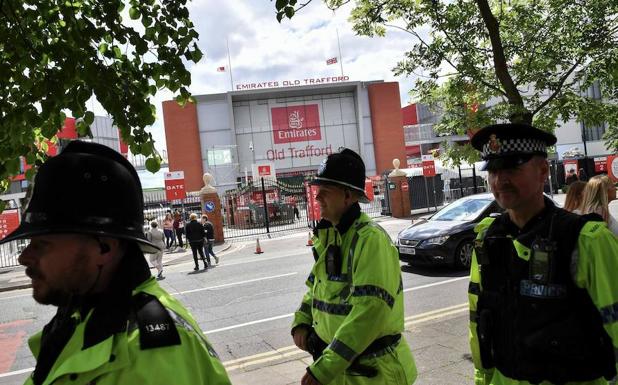 Varios policías en Mánchester. 