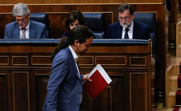 Iglesias pasa junto a Rajoy.