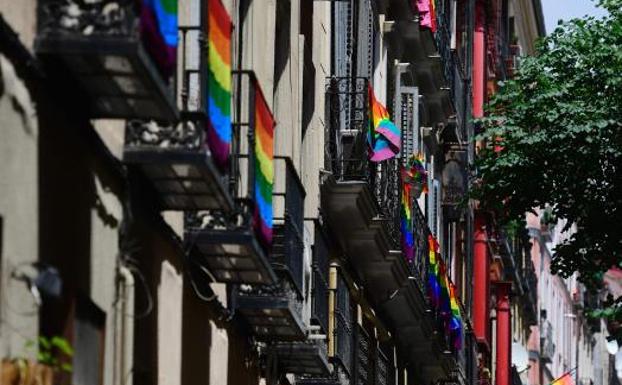 Las calles de Chueca con banderas del Orgullo Gay.