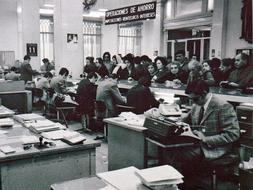 1972. Oficina principal de la caja municipal de Vitoria abarrotada de gente. /Caja Vital