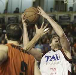 Splitter trata de tirar a canasta ante la oposición de los jugadores del Fuenlabrada en un partido de la liga ACB de la pasada campaña. /El Correo