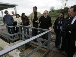 Eliseo Gil guía una visita de los representantes de los grupos políticos de las Juntas Generales de Álava al yacimiento romano de Iruña - Veleia. /Nuria González
