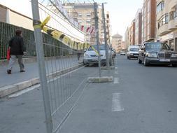 Las vallas ya cubrían la calzada de la calle Arana el pasado mes de marzo de 2007./ José Montes