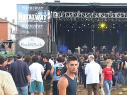 Un grupo de público 'heavy' durante la actuación del grupo The Gathering en el festival Metalway, celebrado el año pasado en Gernika./ Agencias