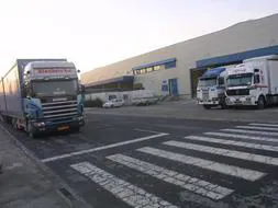 Camiones en el centro de transportes en el Poligono de Jundiz./ Iosu Onandia