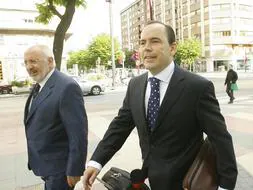 Jorge Ibarrondo, ex concejal de Urbanismo por el PP, acude junto a su abogado al juicio por prevaricación en el caso de Ali. /Iosu Onandia