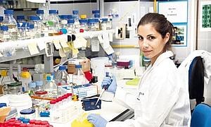 La bióloga Rosa Lozano Durán, en el laboratorio de la Universidad de Málaga./ Alberto Macho