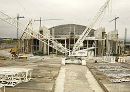 Cinco horas de delicada maniobra para trasladar la cúpula del Buesa Arena