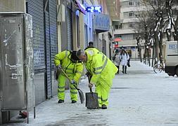 Los servicios de limpieza tratan de eliminar el hielo de las calles de Vitoria. ::Vídeo y foto: Igor Aizpuru