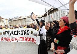 La plataforma anti-fracking parodió la película 'Bienvenido Mister Marshall' en el Matxete. / Video y fotos: Blanca Castillo