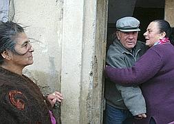 El patriarca del clan, con su esposa 'la María', a la izquierda, y otro familiar. / I. Aizpuru