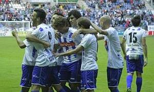 Los jugadores del Alavés celebran el gol de Guzmán.