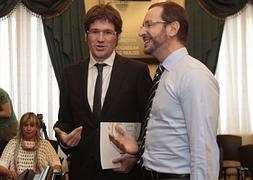 Gorka Urtaran charlando con Javier Maroto. / R Gutiérrez