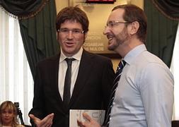 Gorka Urtaran y Javier Maroto, en un pleno.