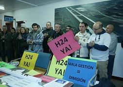 Los trabajadores, durante el encierro. / J. Andrade