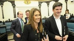 Concejales del PP y PNV abandonan el pleno donde han aprobado juntos las cuentas de 2013. / I. Onandia