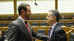 Javier Maroto y el lehendakari Urkullu charlan en el Parlamento vasco.