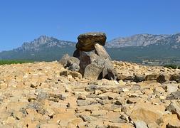 El dolmen de la hechicera, ya restaurado, en Elvillar./Jaione Coca