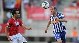 Ion Vélez trata de llevarse el balón con la cabeza. / I. Aizpuru