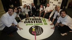 Alumnos de la Escuela de Hostelería apoyan junto al Alcalde la candidatura./R.Gutiérrez