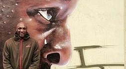Odom posa junto su retrato en el grafiti. / Saski Baskonia