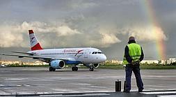 Un avión, a su llegada a Foronda. /Iosu Onandia