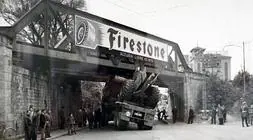 Camión atrapado en el puente del ferrocarril del Portal de Castilla en 1961 ./