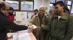Imagen de una votación en un colegio electoral del Casco Viejo.