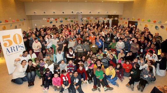 Fiesta del aniversario; abajo, cena de integración. 