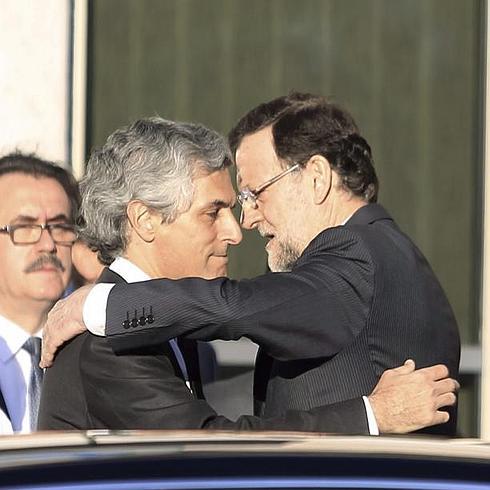 Mariano Rajoy abraza al hijo de Adolfo Suárez en Madrid.
