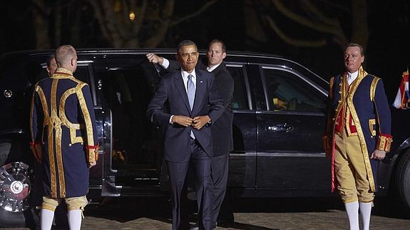 El presidente estadounidense, Barack Obama (c), a su llegada a una cena en La Haya.