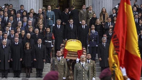 Políticos y personalidades quisieron despedir a Suárez desde la puerta del Congreso. REUTERS 