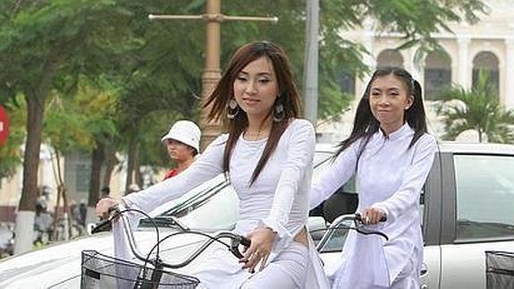 Jóvenes vietnamitas vestidas con el traje tradicional de ese país.