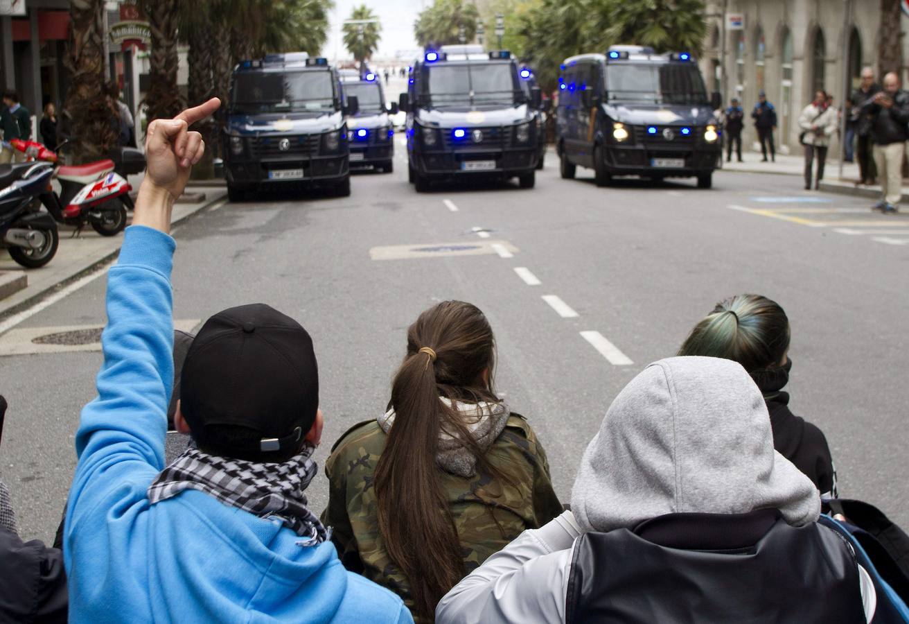 Furgones policiales cortan una calle principal del centro de Vigo durante la manifestación estudiantil./