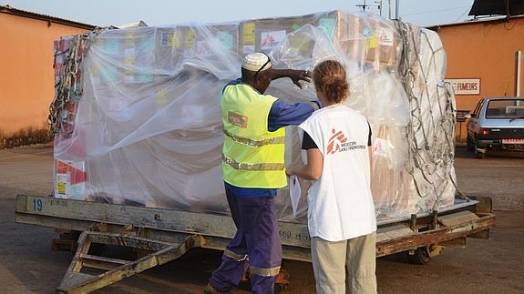 Un trabajador descarga material sanitario para luchar contra el ébola.