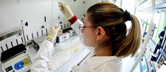 Una investigadora revisa unas pruebas en un laboratorio.