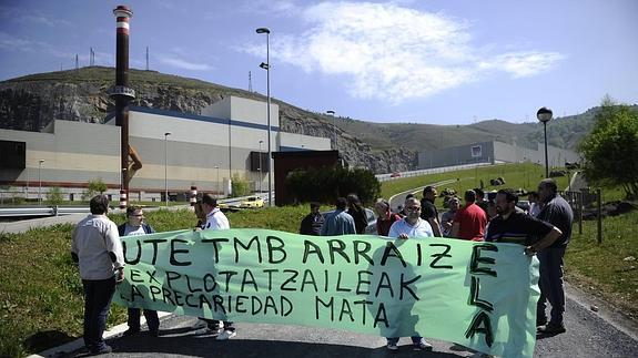 Convocados por el sindicato ELA, los trabajadores se preparan para comenzar la protesta de ayer frente a las instalaciones del monte Arraiz.