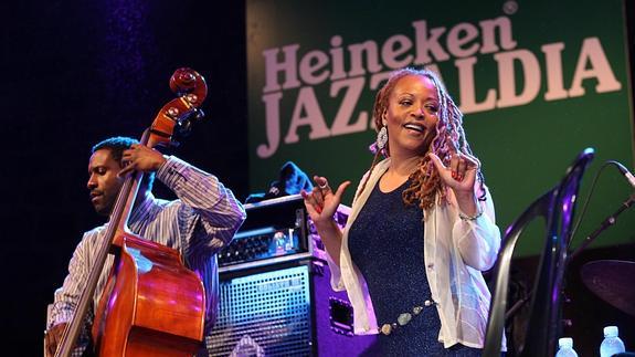 Cassandra Wilson, en el Jazzaldia donostiarra, que patrocina Heineken. 